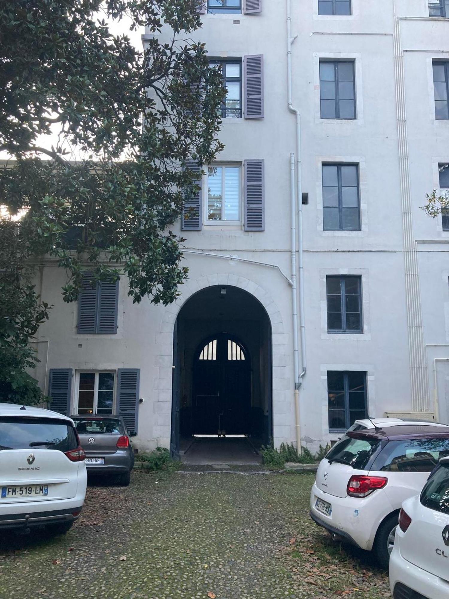 Wonderhost, Joli Renove Vers Boulevard Des Pyrenees Pau